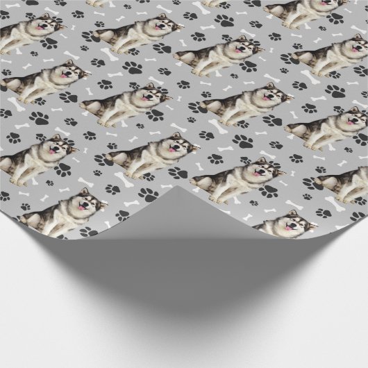 Malamute Dog Paw Print Pattern auf Silver Grau Geschenkpapier (Ecke)