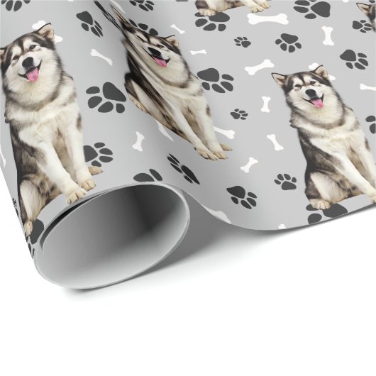 Malamute Dog Paw Print Pattern auf Silver Grau Geschenkpapier (Rolleneckpunkt)