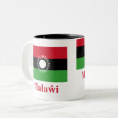 Malawi-Flagge mit Namen auf Chewa Zweifarbige Tasse (Vorderseite Links)
