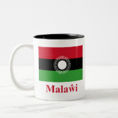 Malawi-Flagge mit Namen auf Chewa Zweifarbige Tasse (Links)
