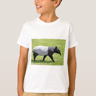 Malayischer Tapir auf Gras T-Shirt