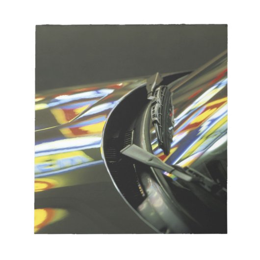 Malaysia, Melaka. Neonreflektionen im Auto Notizblock (Vorderseite)