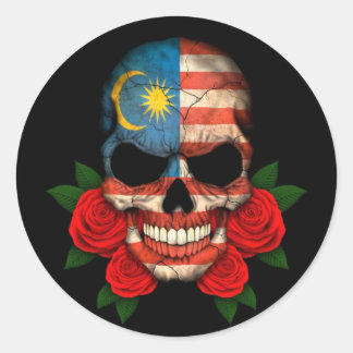 Malaysischer Flaggenschädel mit Rote Rosen Runder Aufkleber
