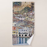 Malcesine am Gardasee, Gustav Klimt Badehandtuch<br><div class="desc">Gustav Klimt (14. Juli 1862 - 6. Februar 1918) war ein österreichischer symbolischer Maler und einer der prominentesten Mitglieder der Wiener Sezessionsbewegung. Klimt ist bekannt für seine Gemälde, Wandgemälde, Skizzen und andere Kunstobjekte. Neben seinen figurativen Werken, die Allegorien und Portraits enthalten, malte er Landschaften. Unter den Künstlern der Wiener Sezession...</div>