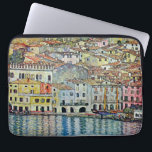 Malcesine am Gardasee Von Gustav Klimt Laptopschutzhülle<br><div class="desc">Malcesine am Gardasee (1913) von Gustav Klimt ist ein Vintages Viktorianisches Jugendstil-Gemälde, das sich durch seine Jugendstilkunst auszeichnet. Eine schöne Aussicht auf die italienische Stadt Malcesine mit Gebäude und Häusern am Rande des Hafens. Die Zuhause und Boote reflektieren das ruhige Wasser. Sie können die Mauern des Castello Schlosses auf dem...</div>