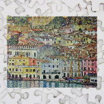 Malcesine am Gardasee Von Gustav Klimt Puzzle<br><div class="desc">Malcesine am Gardasee (1913) von Gustav Klimt ist ein Vintages Viktorianisches Jugendstil-Gemälde, das sich durch seine Jugendstilkunst auszeichnet. Eine schöne Aussicht auf die italienische Stadt Malcesine mit Gebäude und Häusern am Rande des Hafens. Die Zuhause und Boote reflektieren das ruhige Wasser. Sie können die Mauern des Castello Schlosses auf dem...</div>