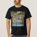 Malcesine am Gardasee Von Gustav Klimt T-Shirt<br><div class="desc">Malcesine am Gardasee (1913) von Gustav Klimt ist ein Vintages Viktorianisches Jugendstil-Gemälde, das sich durch seine Jugendstilkunst auszeichnet. Eine schöne Aussicht auf die italienische Stadt Malcesine mit Gebäude und Häusern am Rande des Hafens. Die Zuhause und Boote reflektieren das ruhige Wasser. Sie können die Mauern des Castello Schlosses auf dem...</div>