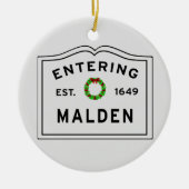 Malden, MA Holiday Wreath Keramik Ornament (Vorne)