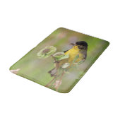 Male Goldfinch steht auf Blume Badematte (Schrägansicht)