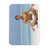 Malediven, ein ansehnlicher junger Mann, der in ei Magnet (Vertikal)