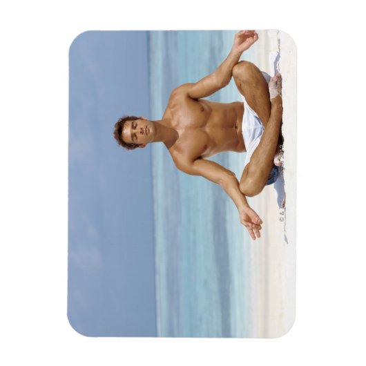 Malediven, ein ansehnlicher junger Mann, der in ei Magnet (Vertikal)