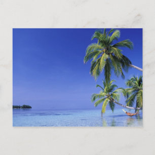 Malediven, Felidhu-Atoll. Mann entspannt sich in d Postkarte