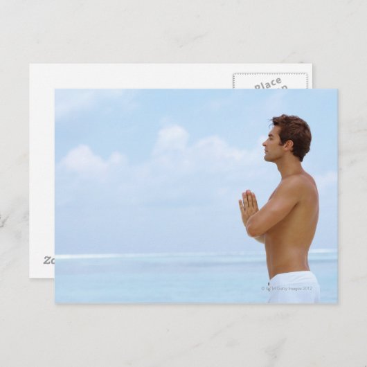 Malediven, intelligenter junger Typ, der Yoga bei Postkarte (Vorne/Hinten)