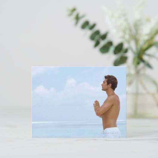 Malediven, intelligenter junger Typ, der Yoga bei Postkarte (Stehend Vorderseite)