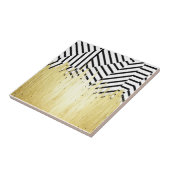 Malen Sie Anschläge im Imitat-Gold auf schwarzem Fliese (Seite)