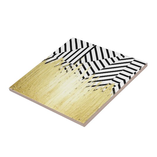 Malen Sie Anschläge im Imitat-Gold auf schwarzem Fliese (Seite)