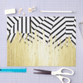 Malen Sie Anschläge im Imitat-Gold auf schwarzem Seidenpapier (Handwerk)