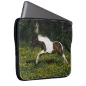Malen Sie das Pferd, das in Feld der Blumen läuft Laptopschutzhülle (Vorne Rechts)