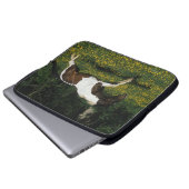 Malen Sie das Pferd, das in Feld der Blumen läuft Laptopschutzhülle (Vorne Knopf)