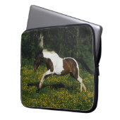 Malen Sie das Pferd, das in Feld der Blumen läuft Laptopschutzhülle (Vorderseite Links)