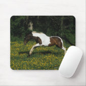 Malen Sie das Pferd, das in Feld der Blumen läuft Mousepad (Mit Mouse)