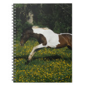 Malen Sie das Pferd, das in Feld der Blumen läuft Notizblock (Vorderseite)