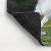 Malen Sie das Pferd, das in grasartiges Feld läuft Mousepad (Ecke)