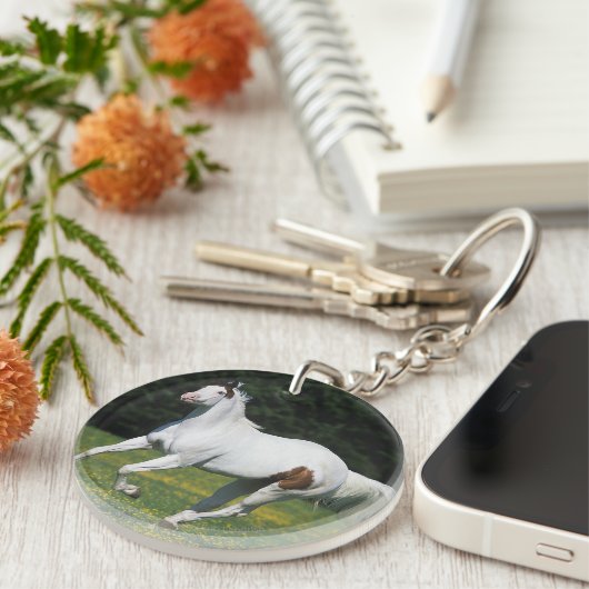 Malen Sie das Pferd, das in grasartiges Feld läuft Schlüsselanhänger (Vorderseite rechts)