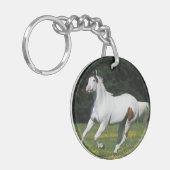 Malen Sie das Pferd, das in grasartiges Feld läuft Schlüsselanhänger (Vorderseite links)