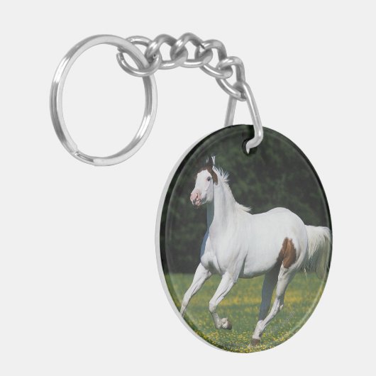 Malen Sie das Pferd, das in grasartiges Feld läuft Schlüsselanhänger (Vorderseite links)
