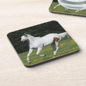 Malen Sie das Pferd, das in grasartiges Feld läuft Untersetzer (Linke Seite)