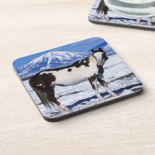 Malen Sie Pferd stehend im Schnee Getränkeuntersetzer (Linke Seite)