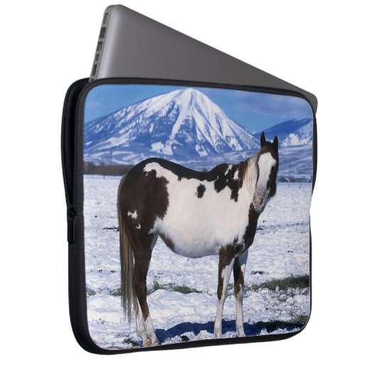 Malen Sie Pferd stehend im Schnee Laptopschutzhülle (Vorne Rechts)
