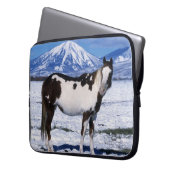 Malen Sie Pferd stehend im Schnee Laptopschutzhülle (Vorderseite Links)