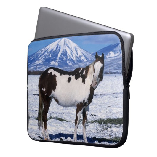 Malen Sie Pferd stehend im Schnee Laptopschutzhülle (Vorderseite Links)