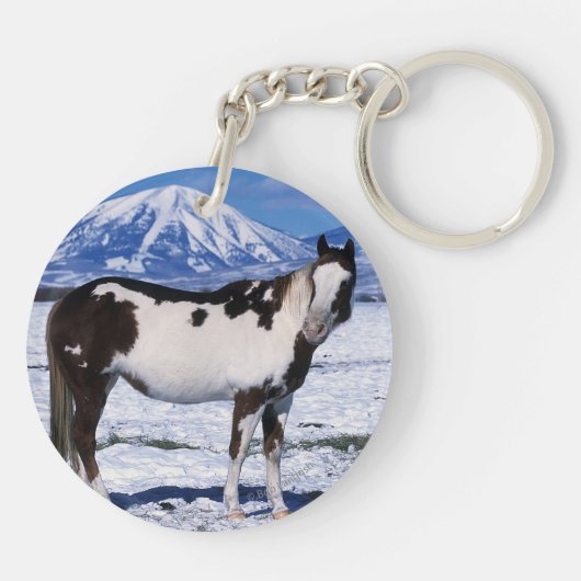 Malen Sie Pferd stehend im Schnee Schlüsselanhänger (Rückseite)