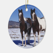 Malen Sie Pferde stehend im Schnee Keramikornament (Links)