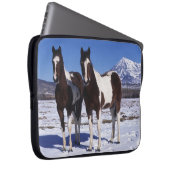 Malen Sie Pferde stehend im Schnee Laptopschutzhülle (Vorne Rechts)