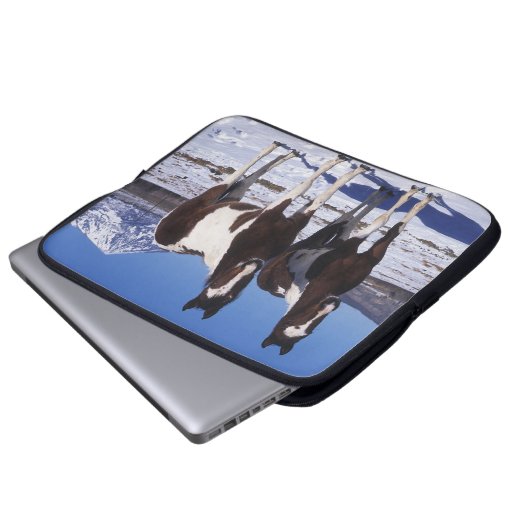 Malen Sie Pferde stehend im Schnee Laptopschutzhülle (Vorne Knopf)