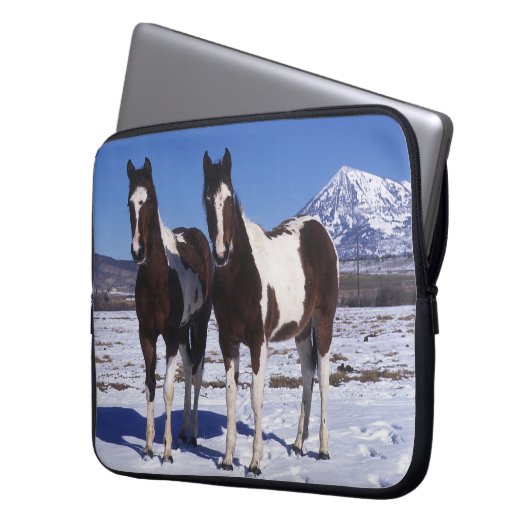 Malen Sie Pferde stehend im Schnee Laptopschutzhülle (Vorderseite Links)