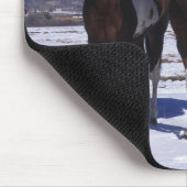 Malen Sie Pferde stehend im Schnee Mousepad (Ecke)