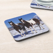 Malen Sie Pferde stehend im Schnee Untersetzer (Linke Seite)