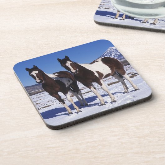 Malen Sie Pferde stehend im Schnee Untersetzer (Linke Seite)