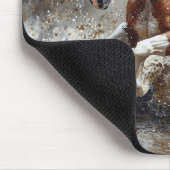 Malendes Pferd, das durch Wasser läuft Mousepad (Ecke)