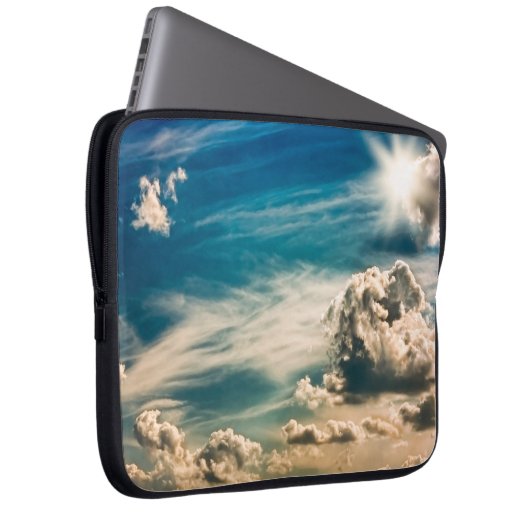 Maler Himmel. Schöner Himmel mit Wolken Laptopschutzhülle (Vorne Rechts)