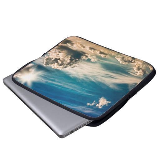 Maler Himmel. Schöner Himmel mit Wolken Laptopschutzhülle (Vorne Knopf)