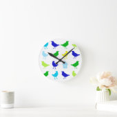 Malerei der farbigen Vögel durch Chariklia Zarris Runde Wanduhr (Zuhause)