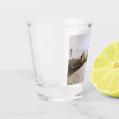 Malerei der Karlsbrücke in Prag bei Sonnenaufgang Schnapsglas (Links)