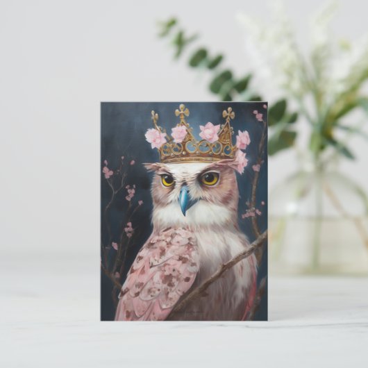 Malerei einer Eule mit Krone und rosa Blüten Postkarte