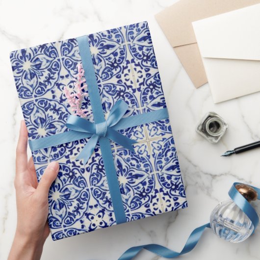 Malerisch, blau gefliest - mediterraner Innenhof Geschenkpapier (Schenken)